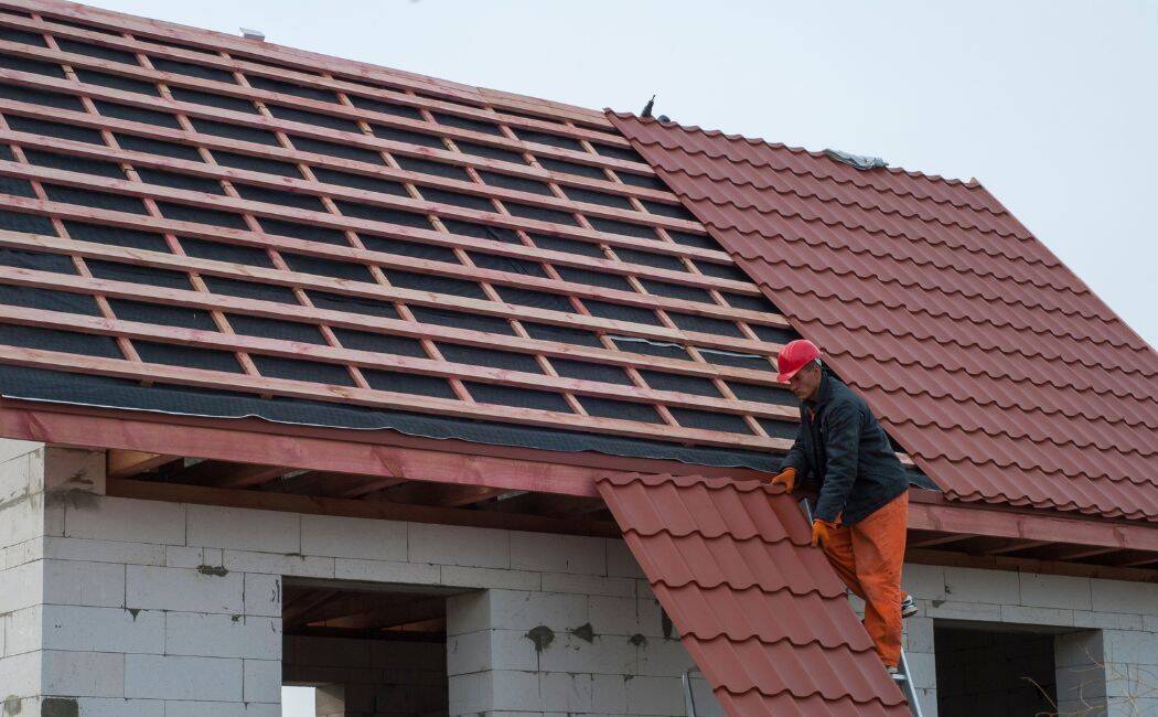 Blachodachówka - dlaczego warto postawić na ten materiał na dach?